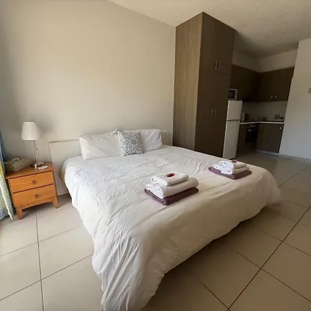 Gardens - 1br Near Pool, 5 Mins To And Shops 아파트 파포스